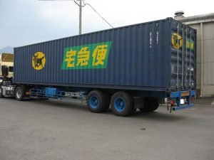 一個雅瑪多運輸(黑貓宅急便)的藍色 40呎貨櫃